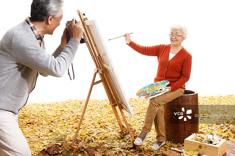幸福的老年夫妇户外画画图片素材