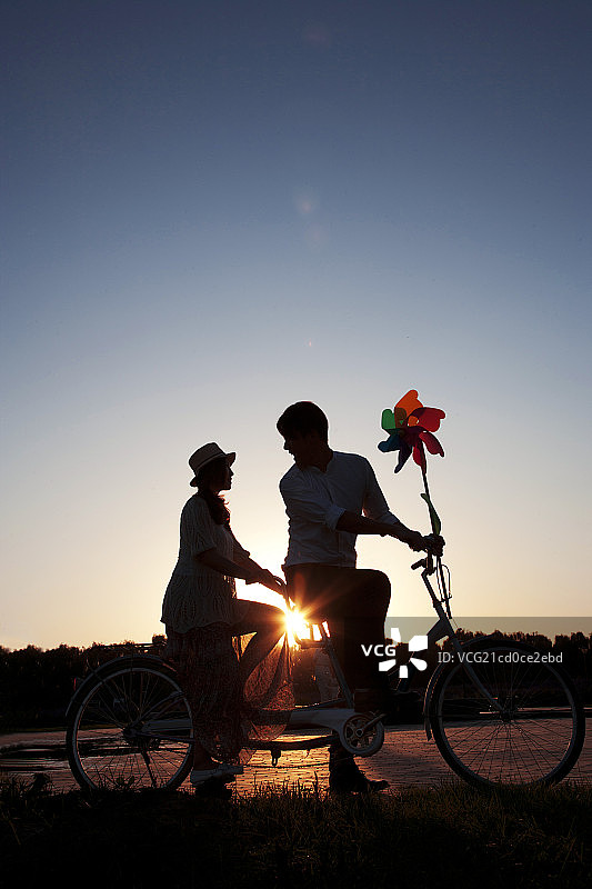 年轻情侣骑自行车图片素材