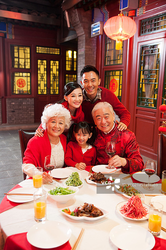 东方家庭过年吃团圆饭图片素材