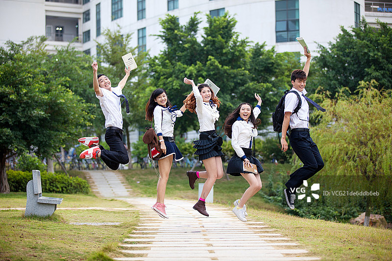 五个大学生在校园里跳跃图片素材