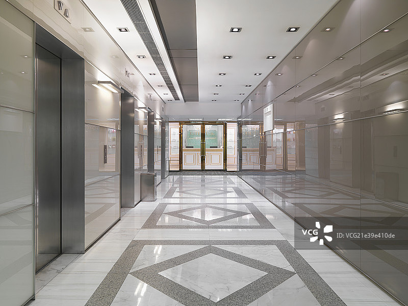 Elevators by corridor in spacious modern office图片素材