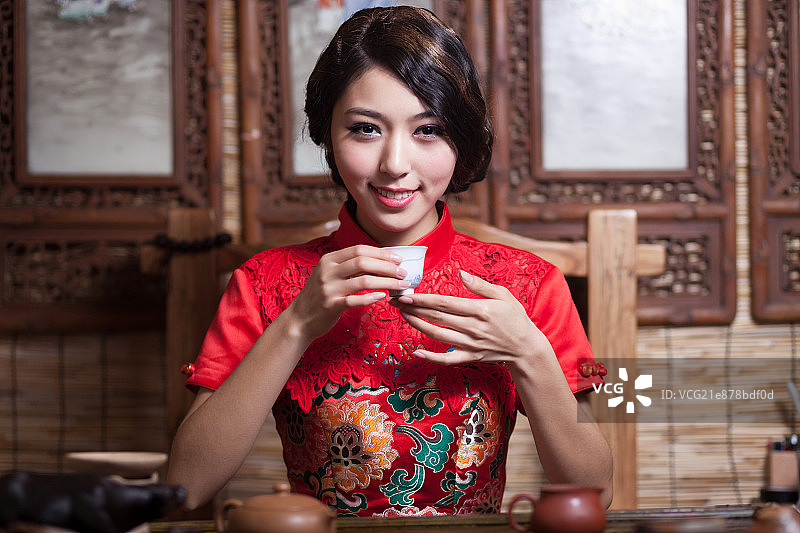 美丽的中国女子品茶图片素材