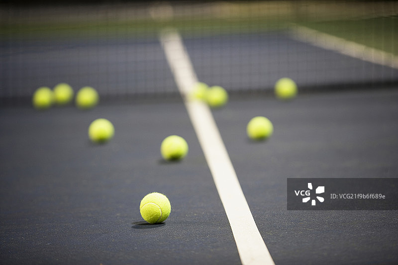 Tennis Balls on a Tennis Court图片素材