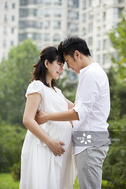 孕妇和丈夫拥抱图片素材