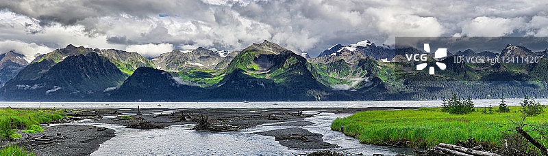 云在绿色的山脉和海湾，阿拉斯加，美国图片素材