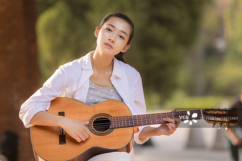 弹吉他的女学生图片素材