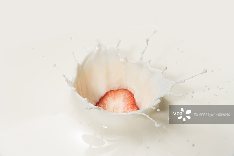 草莓落入牛奶图片素材