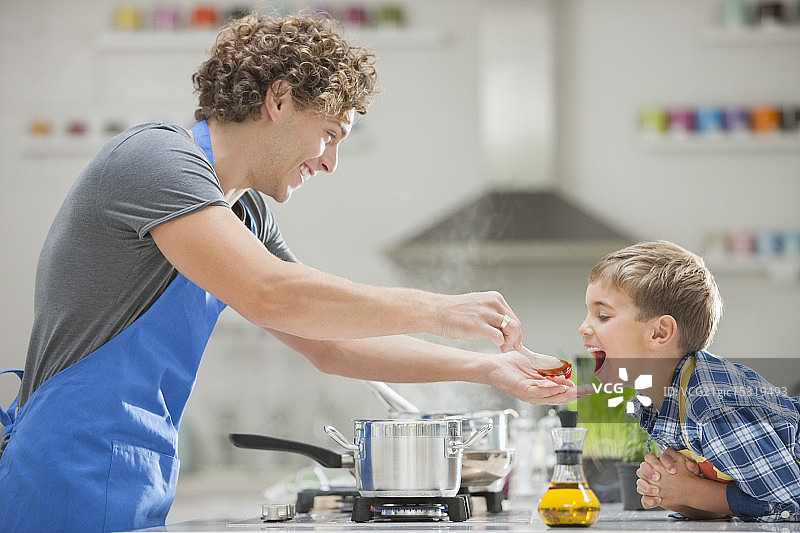 父亲和儿子在厨房做饭图片素材