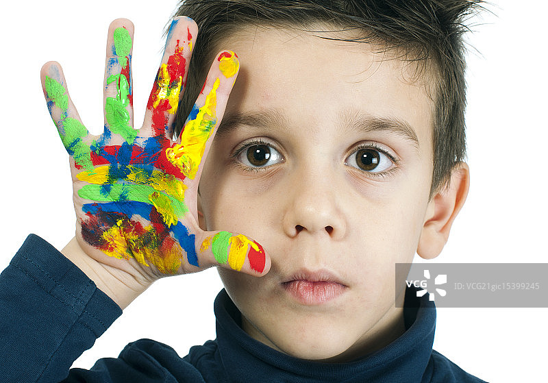 男孩用彩色颜料手绘图片素材