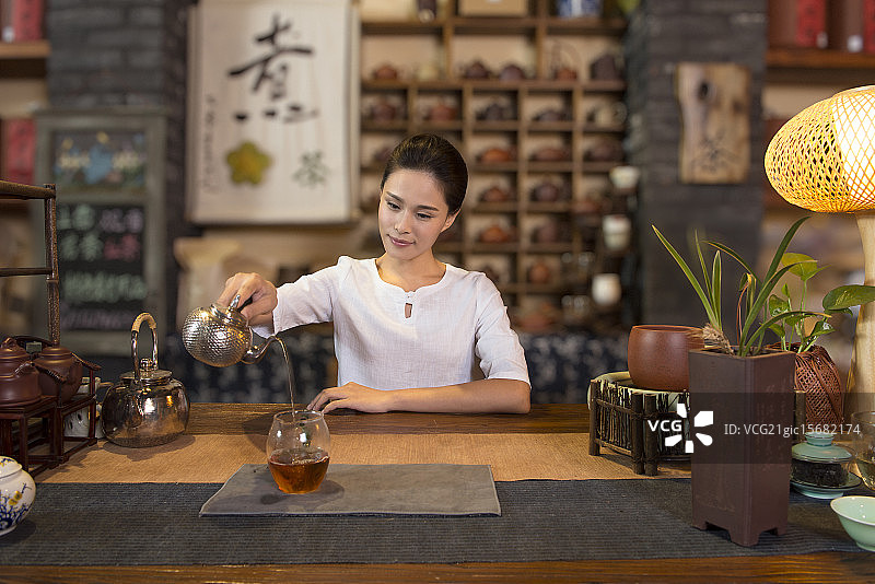 Tea house owner making tea图片素材