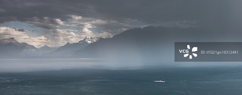 湖与山在雾图片素材
