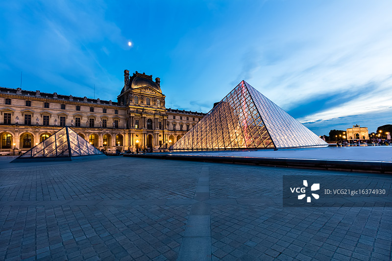 Louvre museum at dusk, Paris, France图片素材