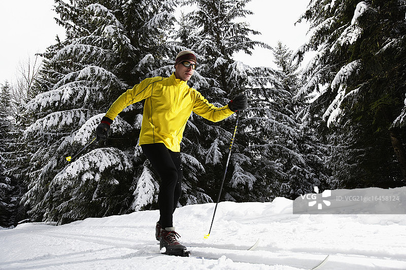 滑雪橇的年轻人图片素材