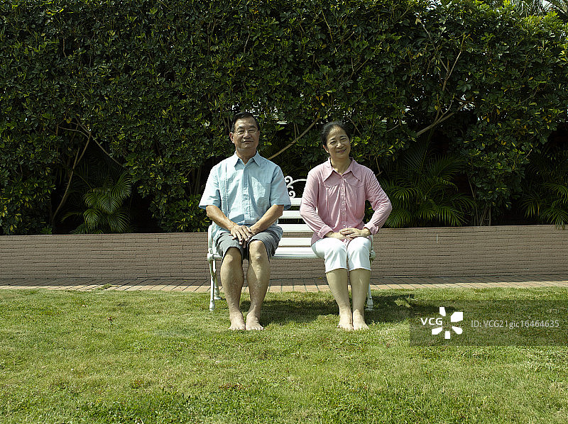 坐在花园里的夫妇图片素材