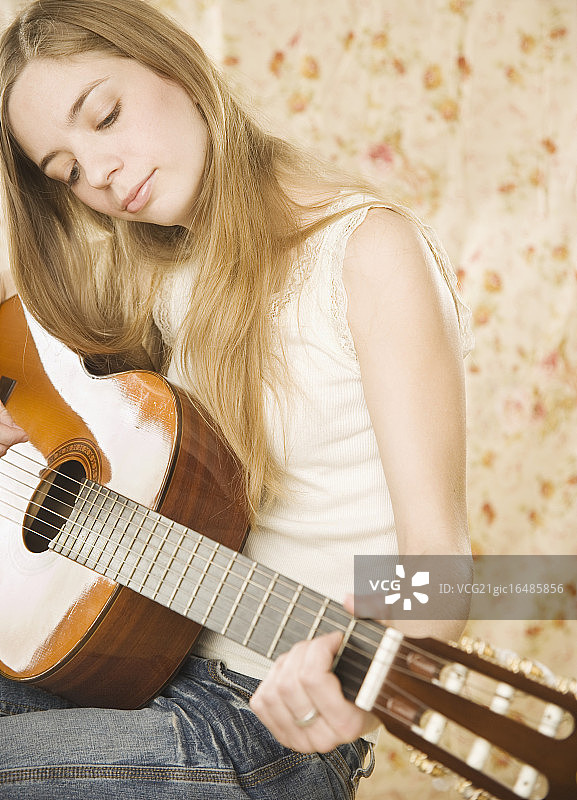 弹吉他的年轻女子图片素材