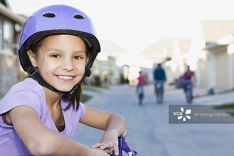 戴自行车头盔的年轻女孩图片素材