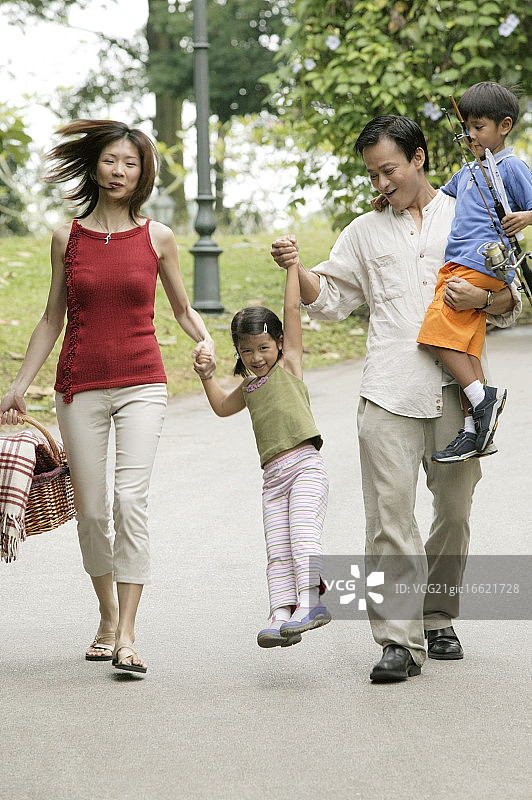 家人一起散步图片素材