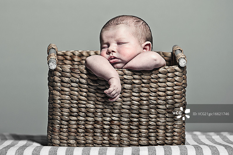 新生儿(1-6个月)在篮子里图片素材