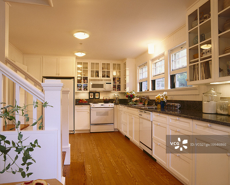 传统风格的厨房与白色橱柜图片素材