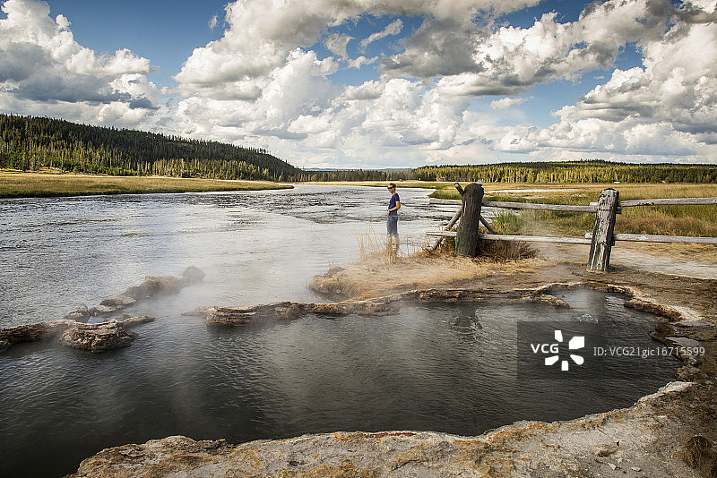 年轻女子站在水里，黄石国家公园，怀俄明州，美国图片素材