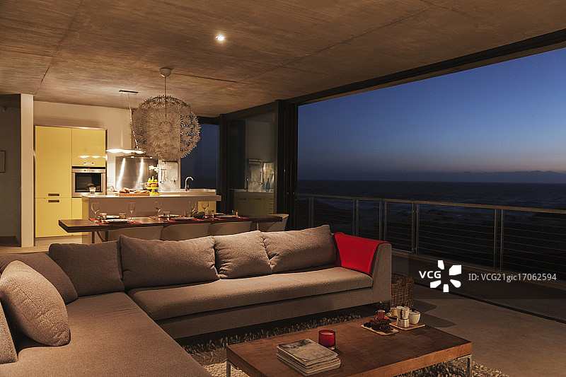 沙发和餐桌在现代客厅俯瞰大海图片素材