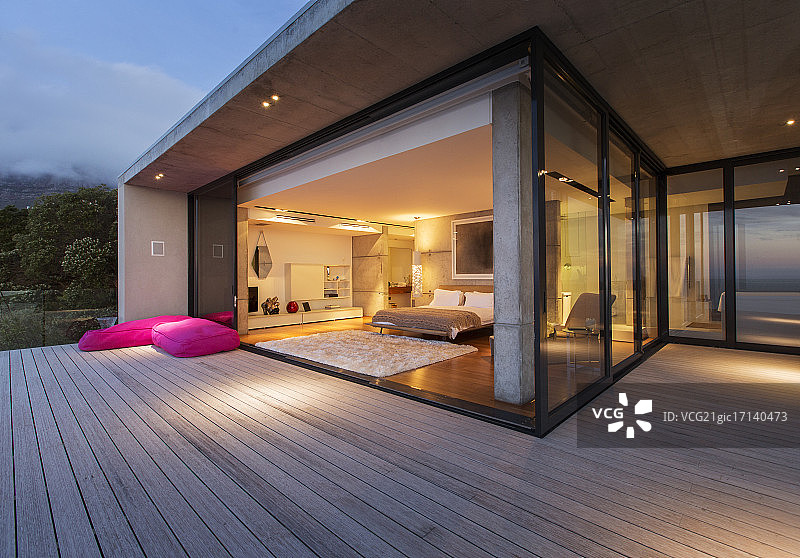 现代住宅的卧室滑动玻璃门图片素材