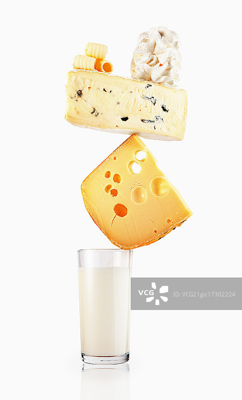 牛奶和奶酪的平衡图片素材