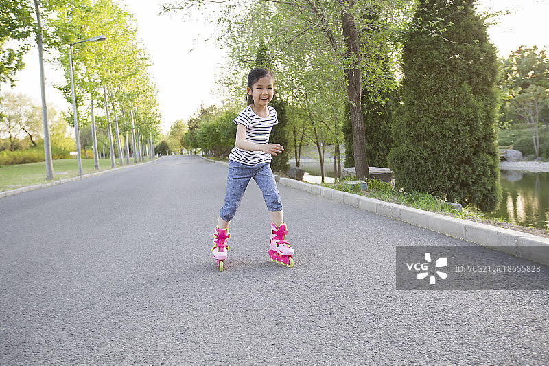 快乐的小女孩玩轮滑图片素材