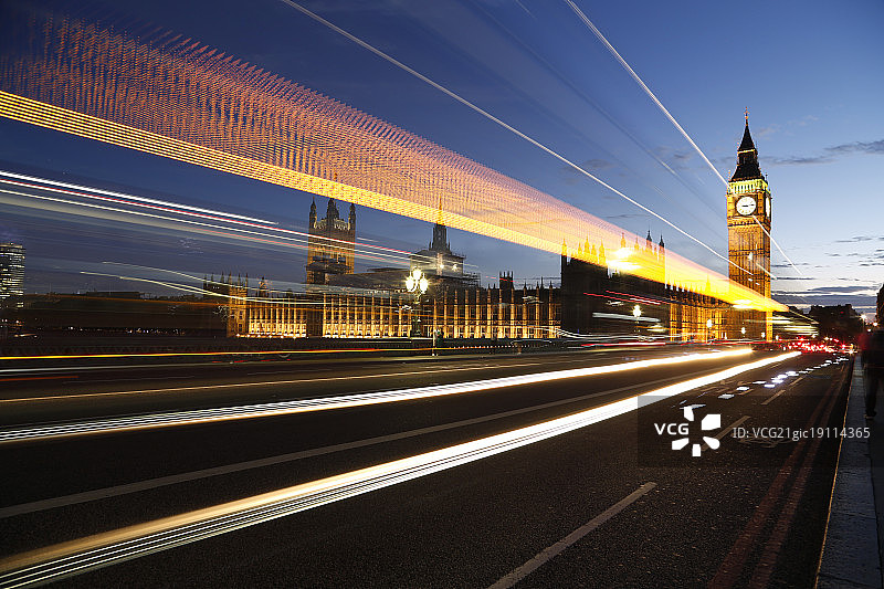 伦敦大本钟与泰晤士河桥路面与光轨图片素材