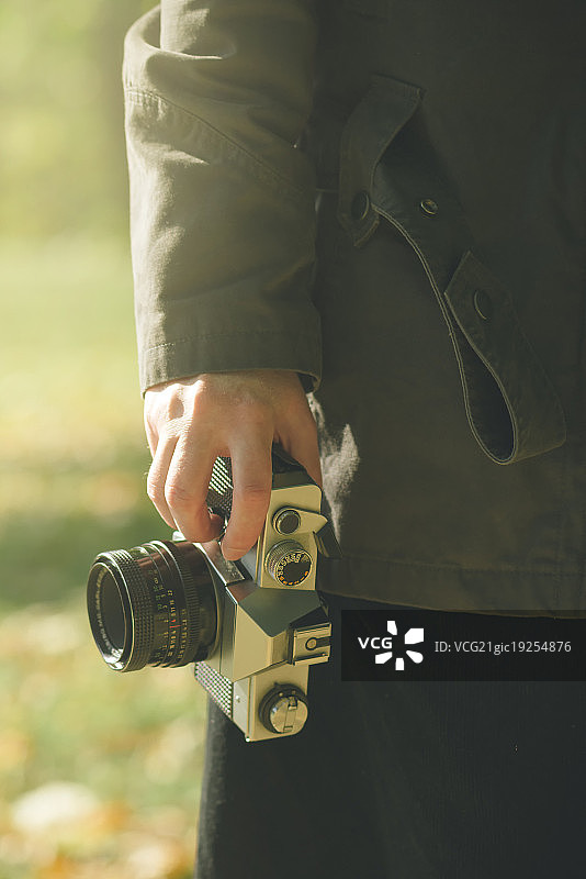 女摄影师探索秋天的自然景观并拍照图片素材
