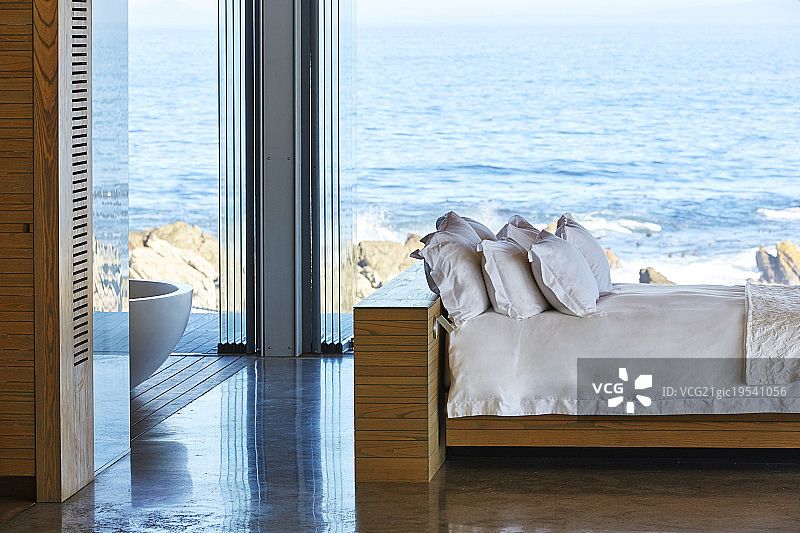 现代豪华家庭展示床与海景图片素材
