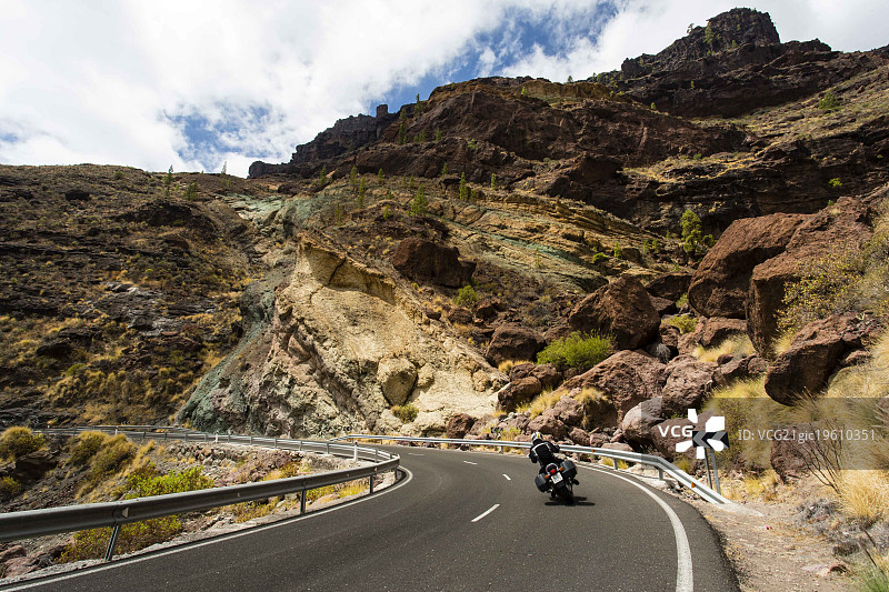 西班牙，加那利群岛，大加那利群岛，骑自行车的人在山路上旅行图片素材