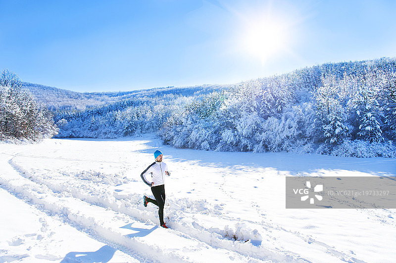 人在冬天的大自然中慢跑图片素材