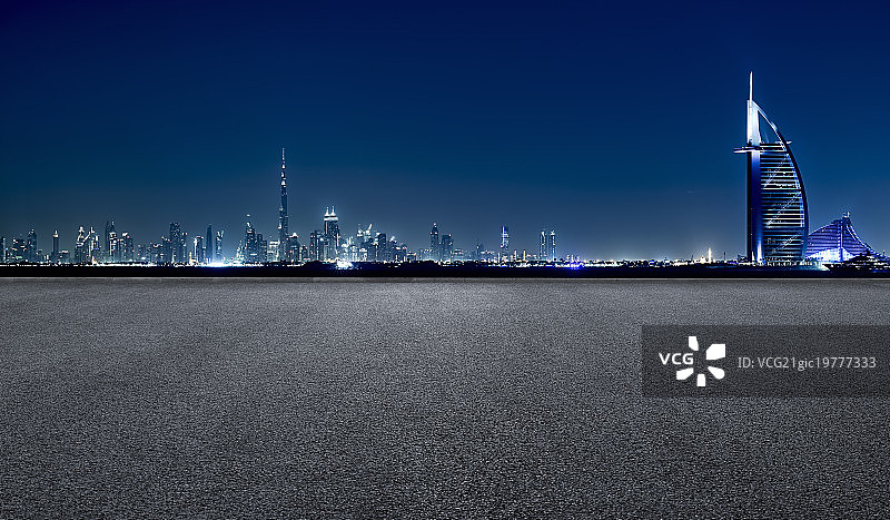 迪拜地标建筑繁华夜景和地面道路图片素材