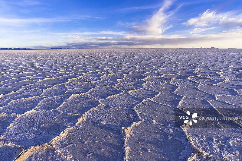 六角形格局的镜湖乌尤尼盐湖在干旱季节，玻利维亚，南美洲图片素材