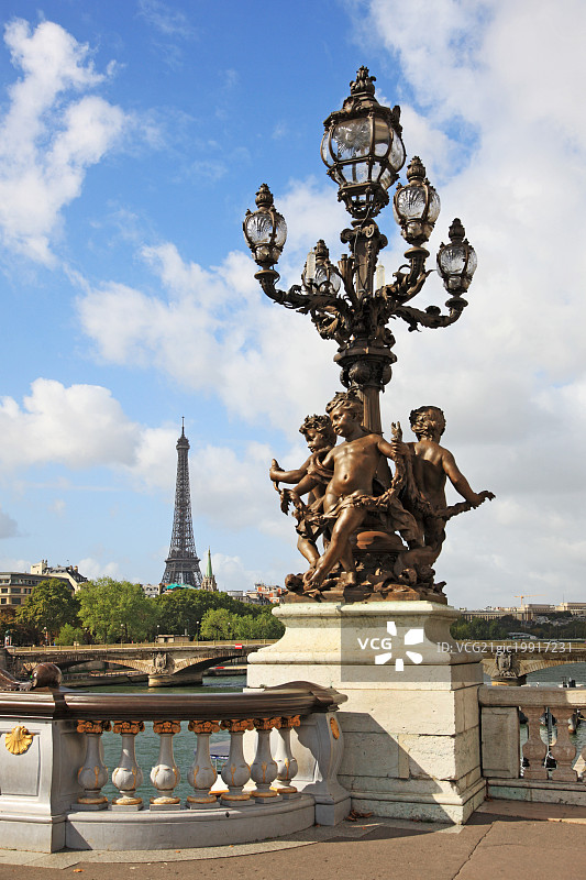 法国，巴黎，从塞纳河岸边的亚历山大三世桥上俯瞰埃菲尔铁塔，联合国教科文组织世界遗产图片素材