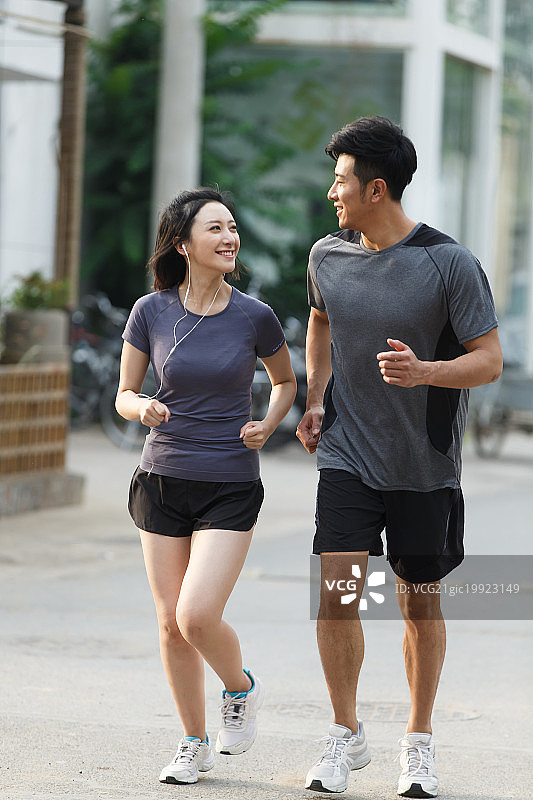 青年情侣跑步健身图片素材