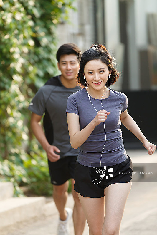 青年情侣跑步健身图片素材