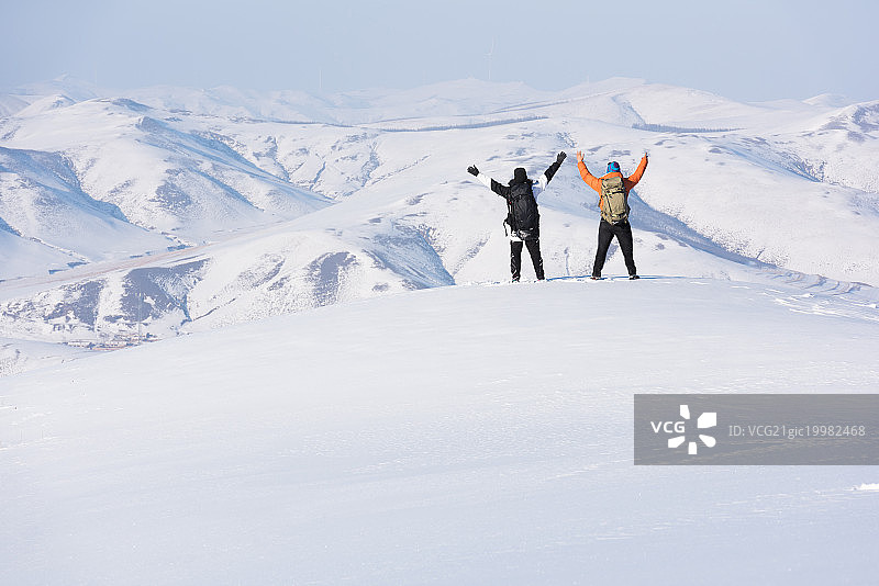 两个男人在雪地张开手臂图片素材