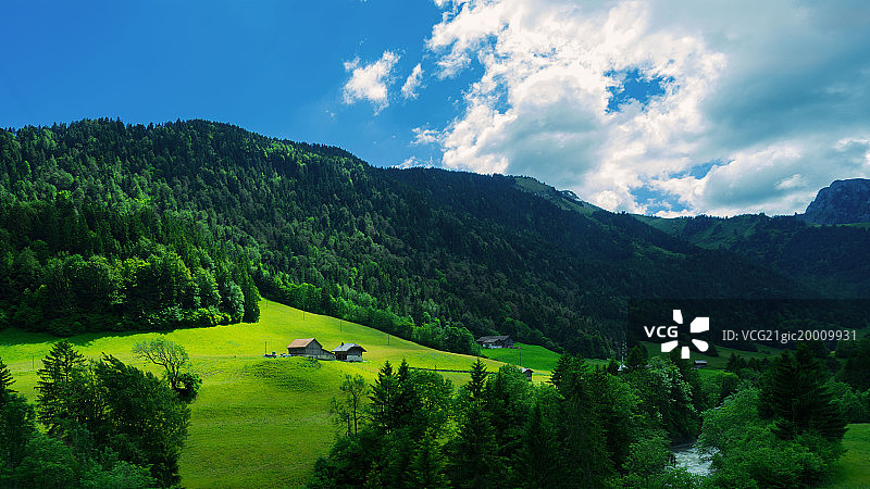 瑞士晴天蓝天白云青山风景照图片素材