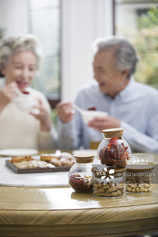 快乐的老年夫妇吃早餐图片素材