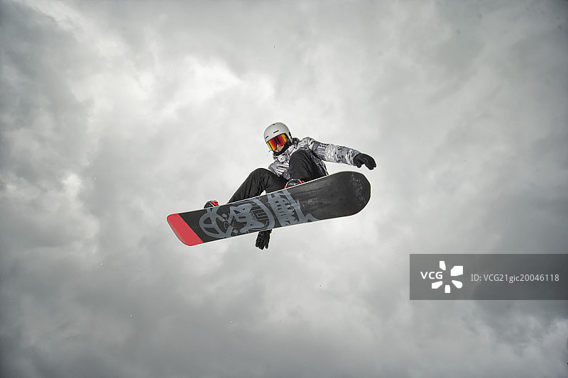 滑雪运动员在空中跳起来图片素材