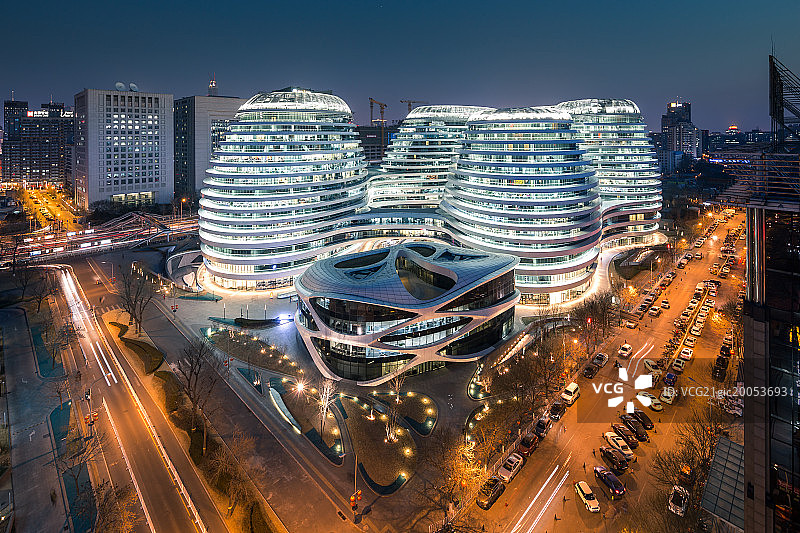 夜晚的北京地标建筑银河soho和东二环图片素材