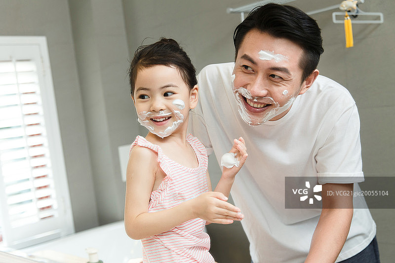 爸爸和女儿在卫生间玩耍图片素材