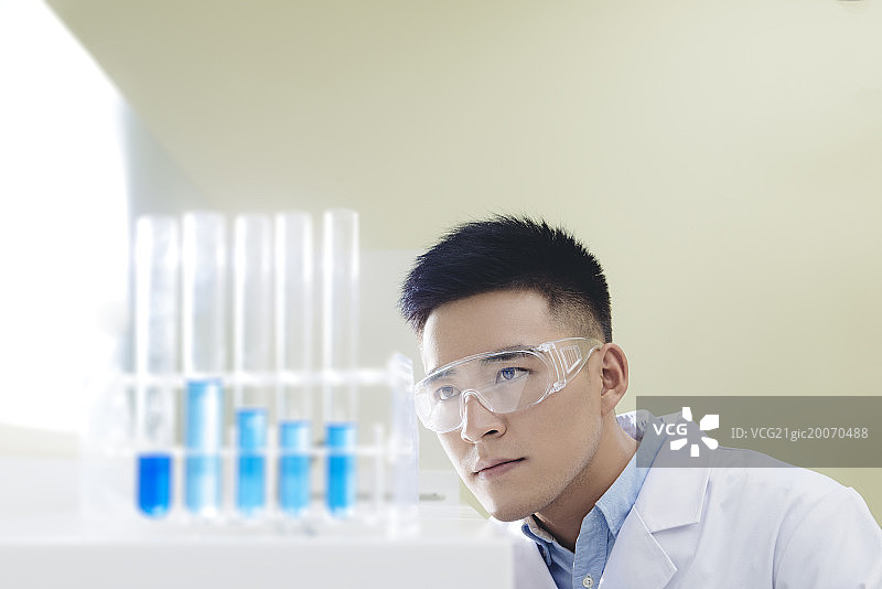 Scientist doing experiment图片素材