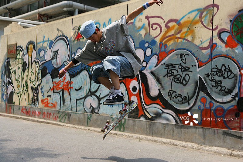 男青年在798艺术区玩滑板图片素材