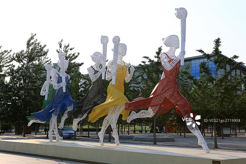 奥运村人物雕塑特写图片素材