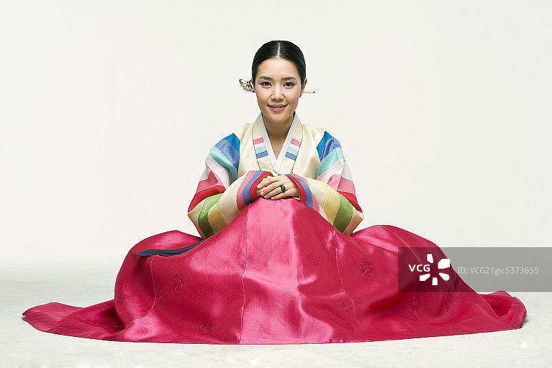 穿着传统韩国服装的年轻女子图片素材