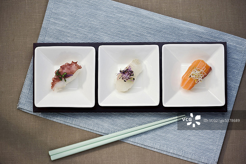 寿司用筷子盛在盘子里图片素材