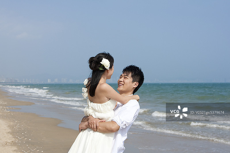 海滩浪漫婚纱情侣图片素材